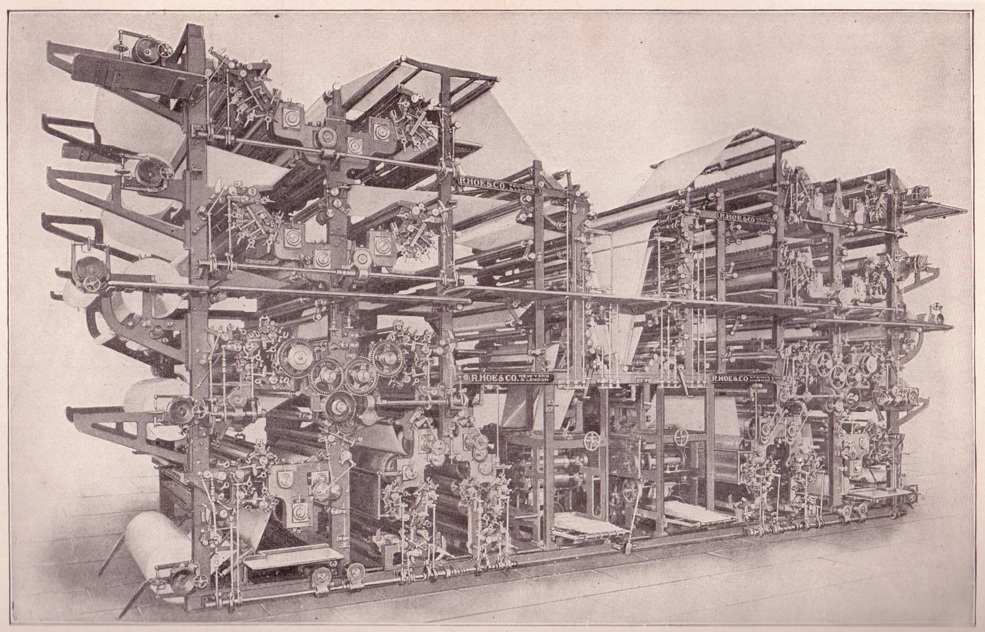 Máquina rotativa de jornal imprimindo a verdade oficial